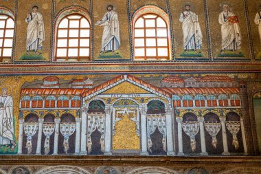 Azizleri temsil eden dini mozaikler ve Ravenna 'daki ortaçağ kilisesinin iç duvarlarını süsleyen antik bir Roma tapınağı.