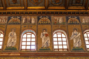 Ravenna 'daki ortaçağ kilisesinin iç duvarlarını süsleyen azizlerin dini mozaikleri.