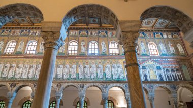 Ravenna 'daki ortaçağ kilisesinin iç duvarlarını süsleyen dini mozaikler perspektifi