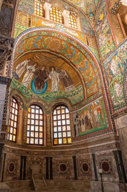Ravenna 'daki ortaçağ kilisesinin iç duvarlarını süsleyen güzel mozaikler.