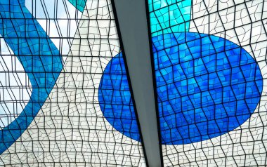 Braslias katedralinin içindeki renkli geometrik şekillerin boyalı cam duvarların ayrıntıları