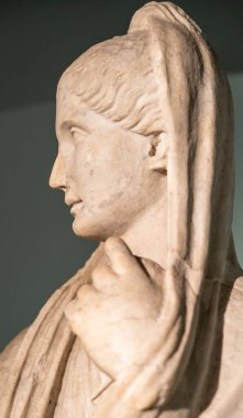 Romalı bir kadının peçe taktığını gösteren antik mermer heykel profiline yakın plan. 