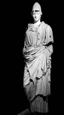 Yunan tanrıçası Pallas Athena 'yı temsil eden antik mermer heykelin siyah ve beyaz fotoğrafı