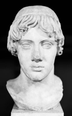 Siyah beyaz bir fotoğraf mermer şeklinde yontulmuş genç Romalı bir delikanlının klasik bir şapkası var.