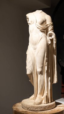 Kafasız mermer heykel. Eski Romalı kadın. Şehvetli bir tunik giyiyor.