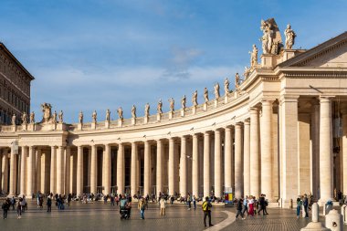 Vatikan 'daki Saint Peters meydanında Berninis sütunları