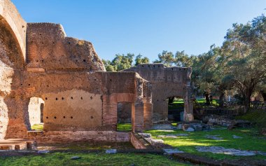 İtalya 'nın Tivoli kentindeki Villa Adriana arkeoloji sahasındaki antik binaların kalıntıları