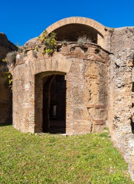 İtalya 'da Hadrian Villa' sında bulunan harabelerde bulunan antik Roma binasının girişi