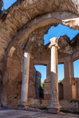 İtalya 'daki Hadrian Villa' daki antik Roma binasının harabelerinde mermer sütunlar.