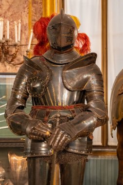 Ortaçağ zırhına yakın plan bir kılıçla duruyor.