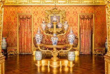 Torino 'daki tarihi sarayın içindeki altın odayı süsleyen doğu vazoları.