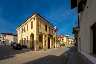 Sanfre, Cuneo, Piedmont, İtalya - 29 Ekim 2022 Piazza Osvaldo de Zardo Belediye Binası