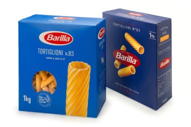 Torino, İtalya - 15 Ekim 2022: iki farklı mavi paket makarna tortiglioni makarna Barilla beyaz, kırpma yolu izole bin gram Barilla, Barilla dünyaca ünlü İtalyan makarna fabrikası