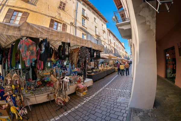 Carmagnola, Torino, İtalya - 05 Kasım 2022: Cumartesi günü Ferruccio Valobra üzerinden tarihi merkezde atari salonlarıyla merkez cadde boyunca durakladı
