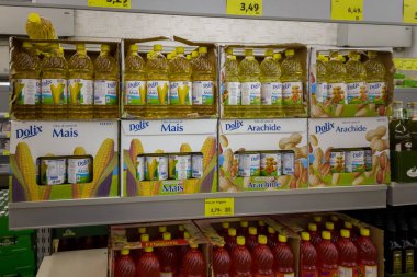 Torino, İtalya - 11 Kasım 2022: İtalyan indirim mağazasının rafında fıstık yağı ve mısır şişeleri. Tex: olio per friggere (kızartma için yağ) mais (mısır) arachidi (fıstık))