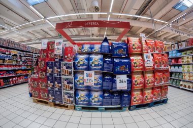 Cuneo, İtalya - 18 Kasım 2022: Noel hediyesi kutularında panettone, pandoro keki ve özel fiyatlarla birlikte Conad süpermarketinde sergilenen şampanya şişeleri