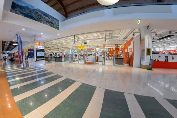 カネオ イタリア 11月18 2022 チェックアウトレーンオフイタリアのショッピングセンターグランデ カネオの大理石の床が飾られたギャラリーにスーパーマーケットを収容 — ストック写真