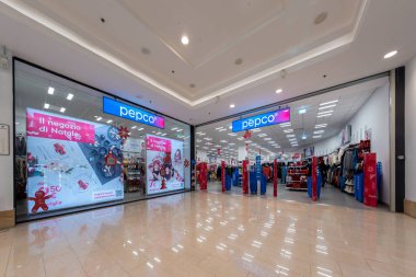 Cuneo, İtalya - 22 Kasım 2022: İtalyan Grande Cuneo alışveriş merkezinin içindeki Pepco mağazası. Pepco Group, tüm aile ve ev ürünleri için düşük fiyata önemli bir giyim mağaza zinciri.