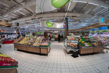Cuneo, İtalya - 22 Kasım 2022: İtalyan süpermarket Conad 'da tezgahları olan meyve ve sebze bölümü