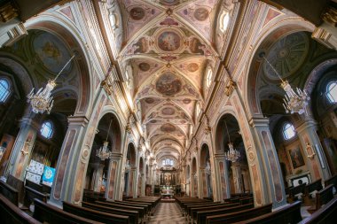 Boves, İtalya - 22 Kasım 2022: Piazza dell 'olmo' daki San Bartolomeo kilisesinin freskli mahzenleri (Elm ağacı meydanı)) 