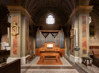 Boves, Cuneo, İtalya - 22 Kasım 2022: Boves San Bartolomeo Kilisesi 'nde boru orgu