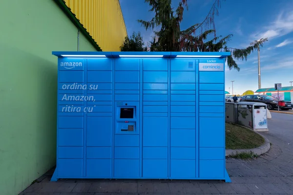 Cuneo Італія Листопада 2022 Amazon Hub Locker Клієнти Можуть Забрати — стокове фото