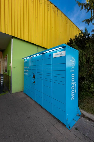 イタリアのカネオ 11月18 2022 顧客が注文を拾うことができるAmazon Hub Lockerは Grande Cuneoのイタリアのショッピングモール 垂直ビューで — ストック写真