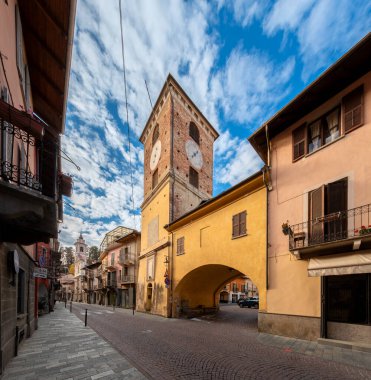 Borgo San Dalmazzo, Cuneo, İtalya - 01 Aralık 2022: Roma 'da 16. yüzyılda inşa edilen sivil kule vasıtasıyla, soğuk fuar kentinde sığınağa erişim izni verildi.