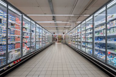 Cuneo, İtalya - 30 Kasım 2022: İtalyan süpermarketinde büyük buzdolabı vitrinleri süt ürünleri, mozzarella ve yoğurt satışı