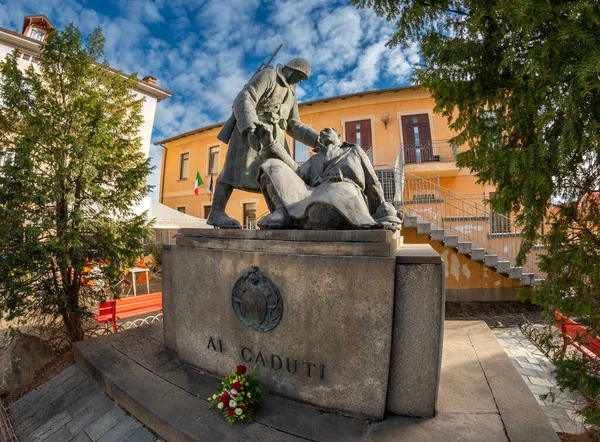 Borgo San Dalmazzo, Cuneo, Italy- 01 Aralık 2022: Liberazione meydanında kaybedilen savaşların anıtı