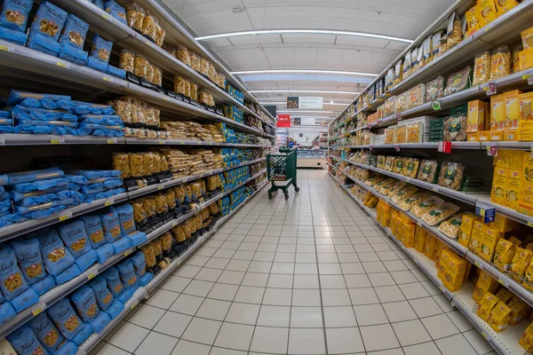 Cuneo Włochy Listopada 2022 Przejście Dla Supermarketów Półkami Ekspozycją Paczek — Zdjęcie stockowe