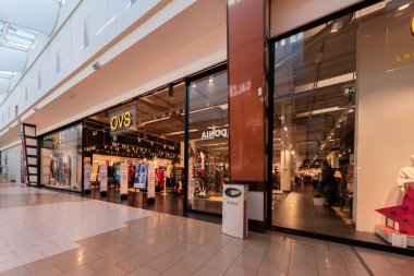 Mondovi, Cuneo, İtalya - 07 Aralık 2022: OVS (Oviesse) Mondovicino İtalyan outlet alışveriş merkezindeki büyük giyim mağazası. OVS, Coin grubunun ünlü İtalyan giyim markasıdır.