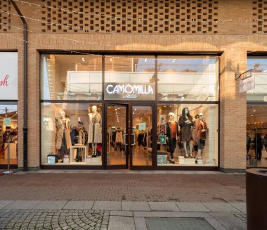 Mondovi; Cuneo; İtalya - 07 Aralık 2022: Mondovicino İtalyan outlet köyündeki Camomilla Italia giyim mağazası. Camomilla ünlü İtalyan kadın giyimi ve aksesuar markasıdır.