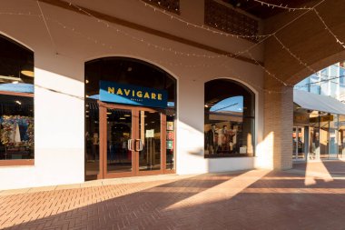 Mondovi, Cuneo, İtalya - 07 Aralık 2022: Mondovicino İtalyan outlet köy alışveriş merkezindeki Navigare giyim mağazası, tekne dünyasından esinlenilen bir markadır.