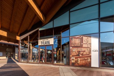 Mondovi, Cuneo, İtalya - 07 Aralık 2022: Mondovicino İtalyan outlet köy alışveriş merkezinde Alviero Martini 1. Sınıf butik seyahat aksesuarları ve giysileri, 1. Sınıf Gruppo Final markası.