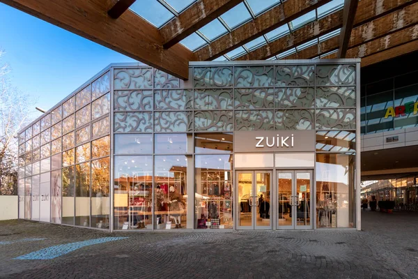 Mondovi Cuneo イタリア 2022年12月7日 Zuikiモンドヴィチーノの衣料品店イタリアのアウトレットビレッジショッピングモール ZuikiはEnnepi Spaが所有するファストファッション小売業のイタリアブランドです — ストック写真