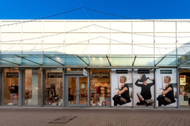 Mondovi; Cuneo; İtalya - 07 Aralık 2022: Mondovicino outlet köyündeki Goldenpoint mağazası; Çoraplar, taytlar ve mayo konusunda uzmanlaşmış Golden Lady Company S.P.A. İtalyan şirketi