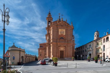 Fossano, Cuneo, Piedmont, İtalya - 3 Ekim 2022: Kutsal Üçlü ya da Battuti Rossi Kilisesi (dövülmüş kızıllar) Roma üzerinden mavi gökyüzünde