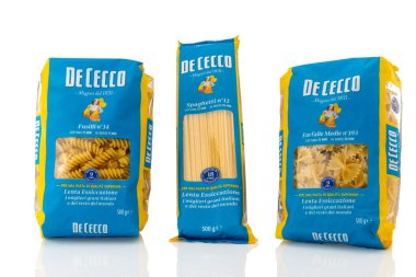 Torino, İtalya - 22 Aralık 2022: Beyaz üzerine izole edilmiş makarna, fusilli, spagetti ve farfalle makarna paketleri. De Cecco antik ve ünlü İtalyan makarna markası, Clipping path