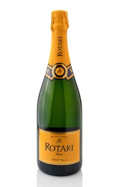 Trento, İtalya - 26 Aralık 2022: Rotari köpüklü beyaz şarap şişesi, Trenzacorona, Trentino 'da üretilen bir İtalyan klasik metodudur. Kesme yolu