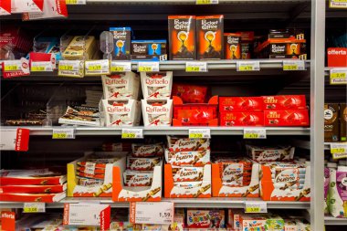 İtalya - 31 Aralık 2022: Rafta Ferrero çikolataları ve çikolataları, Pocket Coffee paketleri, Raffaello ve Kinder Bueno Ferrero İtalyan süpermarketinde satışa sunuldu
