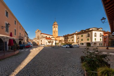 Peveragno; Cuneo; İtalya - 09 Ocak 2023: Santa Maria Meydanı ve Santa Maria kilisesi manzarası 