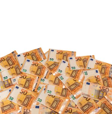 Önplana saçılmış 50 avroluk banknotlar, kopya alanı ve kırpma yolu, finansal konsept ve desenler de dahil olmak üzere üst görünümde beyaz üzerine izole edilmiş
