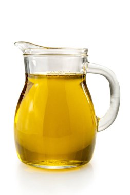 250 ml 'lik cam sürahi içinde ekstra saf zeytinyağı. Kırpma yolu ile beyaza izole edilmiş. 