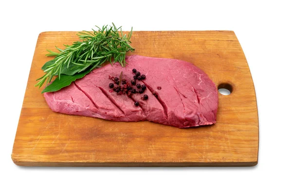 Bife Carne Com Sabores Alecrim Folha Louro Tábua Corte Madeira — Fotografia de Stock