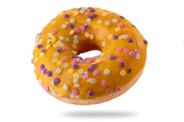 Paskalya çöreği ya da donut. Kremalı ve renkli pralinler beyaz, kırpma yolu içeriyor.