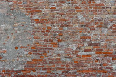 Eski alçılı duvar dokusu ve arkaplanı soyulmuş kırmızı eski tuğla, arkaplan kopyalama alanı