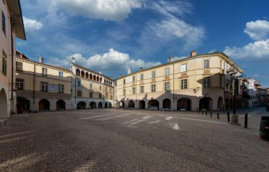 Racconigi, Cuneo, Piedmont, İtalya - 10 Mart 2023: Piazza Vittorio Emanuele II olarak bilinen Piazza degli Uomini, antik binalarıyla kentin eski ticaret merkezi