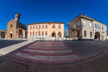 Torre San Giorgio, Cuneo, İtalya - 10 Mart 2023: İlkokulu ve Via Maestra Adolfi Sarti 'deki belediye binası olan San Giorgio Kilisesi 