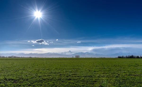 Krajobraz Zielonych Łąk Górnej Części Doliny Piemont Włochy Monviso Chmurach — Zdjęcie stockowe